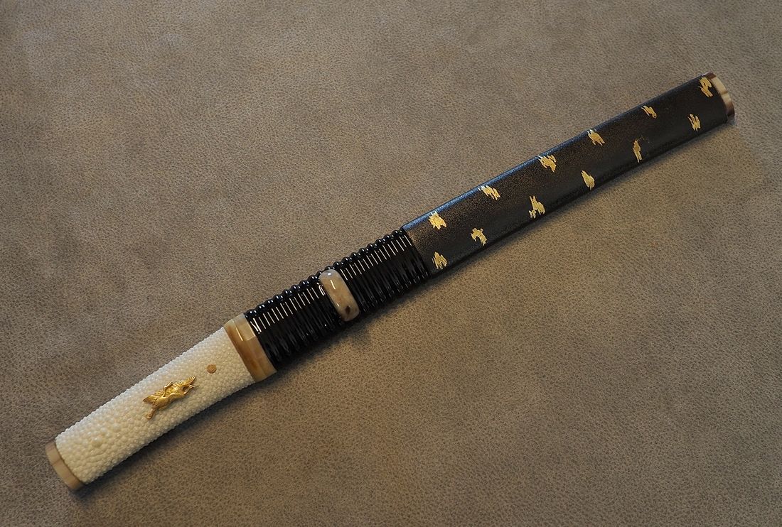 Tantō monté — poignée en galuchat, fourreau laqué